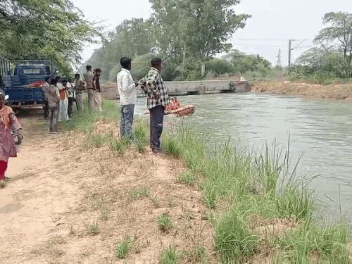 SYL नहर किनारे खड़े रोहित के मामा व अन्य परिजन।