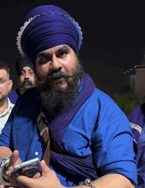 निहंग विक्की थॉमस ने जसदीप सिंह के फोटो दिखाए।