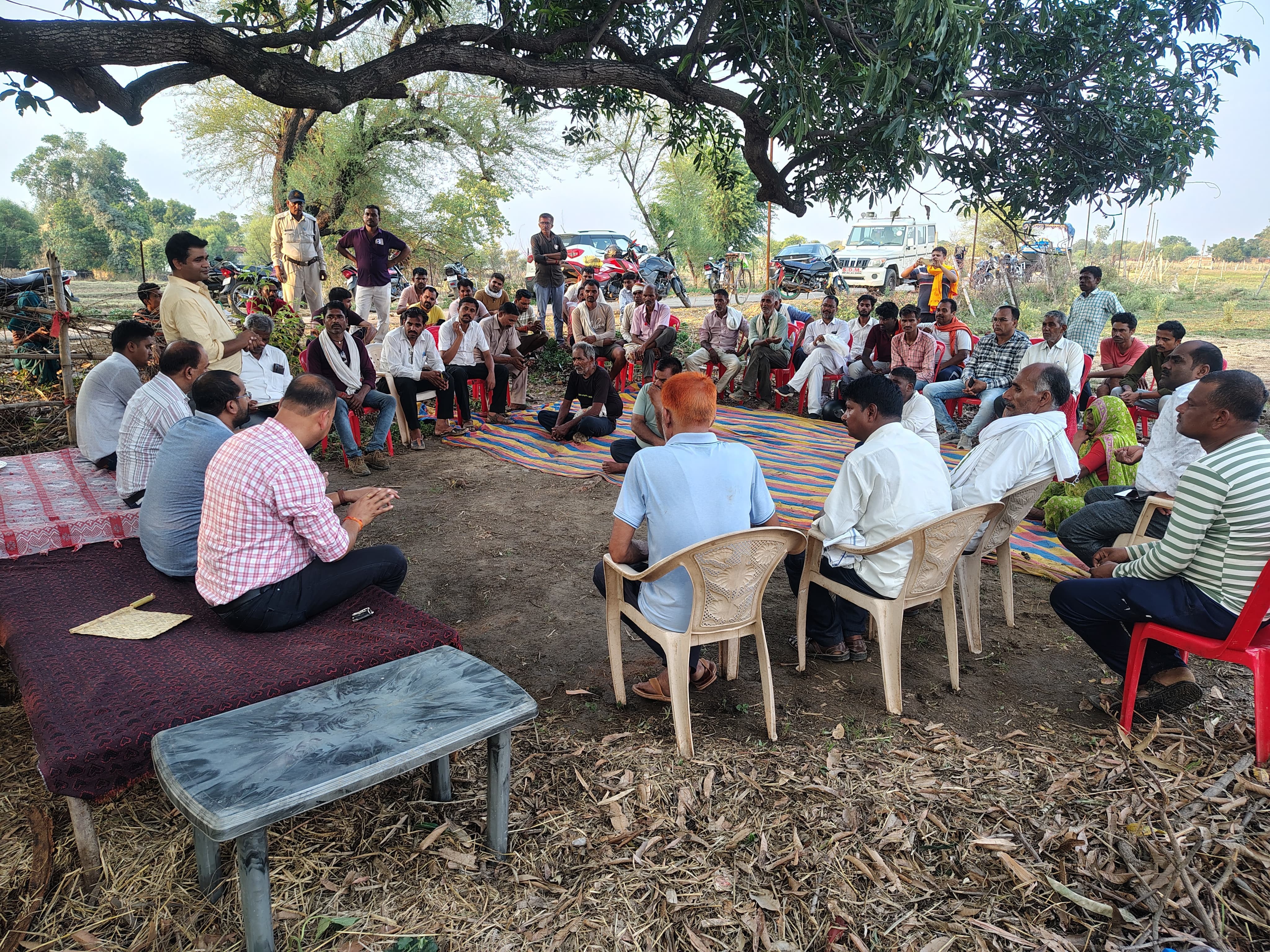 चौपाल के दौरान ग्रामीणों से चर्चा करते एसडीएम।