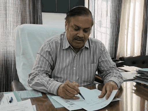 वन अग्नि निगरानी के बारे में बताते मुख्य वन संरक्षक (वन अग्नि एवं आपदा प्रबंधन) सुशांत कुमार पटनायक।