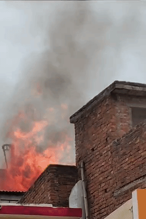 लखनऊ के कोल्ड स्टोरेज में लगी भीषण आग, 6 घंटे बाद भी नहीं बुझी; 50 घर कराए गए खाली