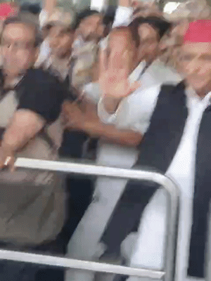 अखिलेश यादव एयरपोर्ट से बाहर निकले तो कार्यकर्ताओं का अभिवादन किया।