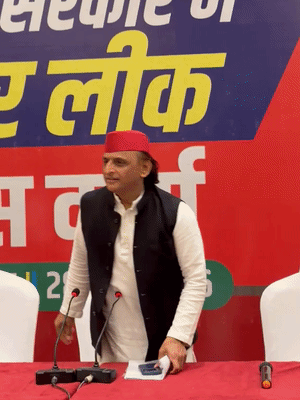 रुद्राक्ष होटल में प्रेस वार्ता से पहले अखिलेश यादव ने सभी से हाथ जोड़कर नमस्कार किया। इस दौरान अखिलेश यादव ने पेपर लीक मुद्दे का जिक्र किया।