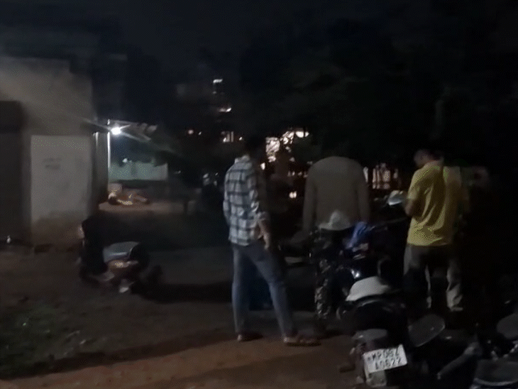 घटना के बाद थाने के बाहर लगी परिजनों की भीड़।