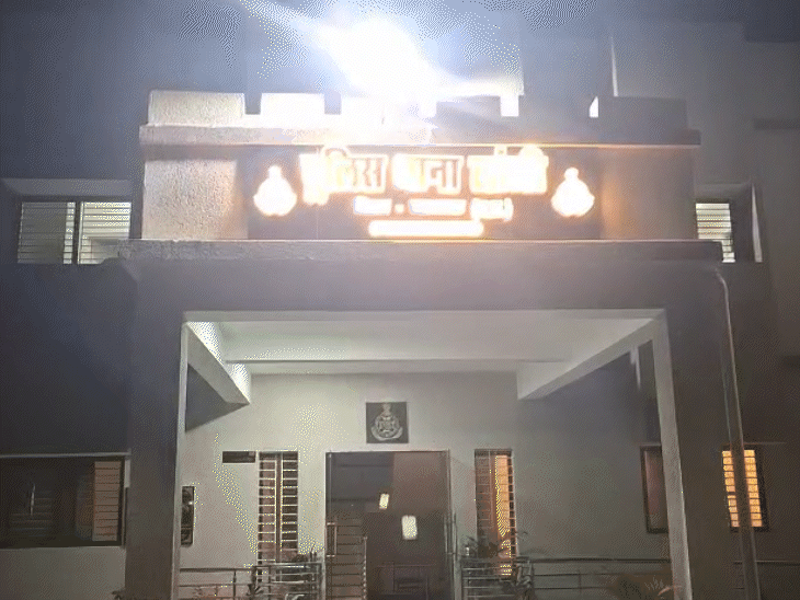 लांजी पुलिस लुटेरों को पकड़ने के लिए नाकाबंदी कर रही है।
