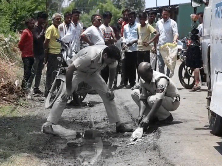शरीर के टुकड़ों को पॉलिथीन बैग में डालते पुलिसकर्मियों की तस्वीर