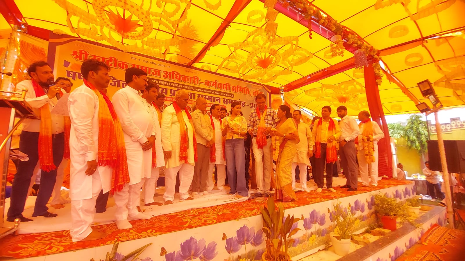 प्रतिभा सम्मान समाारोह में प्रतिभाओं को पुरस्कृत करते हुए शिक्षा मंत्री मदन दिलावर सहित अन्य।