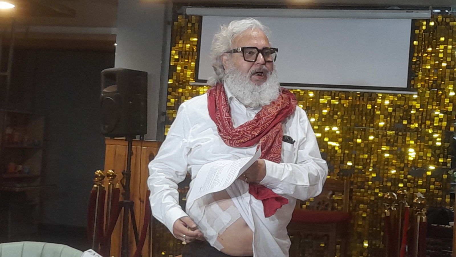 स्वास्थ्य मंत्री के एक्शन के बाद PMCH के पूर्व प्रिंसिपल डॉ. नरेंद्र प्रताप सिंह ने प्रेस कॉन्फ्रेंस कर अपने जले हुए पेट को दिखाया था। सरकार पर तनाशाही करने का आरोप लगाया था।