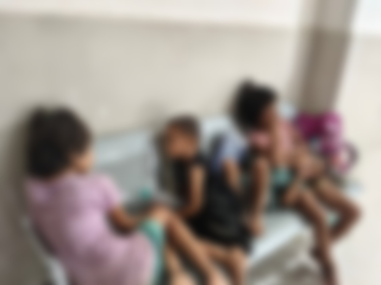 चारों मासूम बच्चियां अस्पताल की बेंच पर दीवार से सिर टिका कर सो रही थीं.