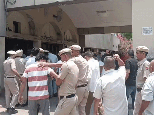 कल हिरासत से छोड़ने से पहले अस्पताल में मेडिकल के लिए लेकर जाते हुए पुलिस।