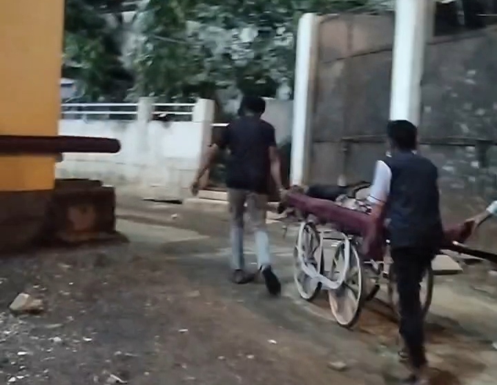 दोस्त और रिश्तेदार घायल को जिला अस्पताल ले गए