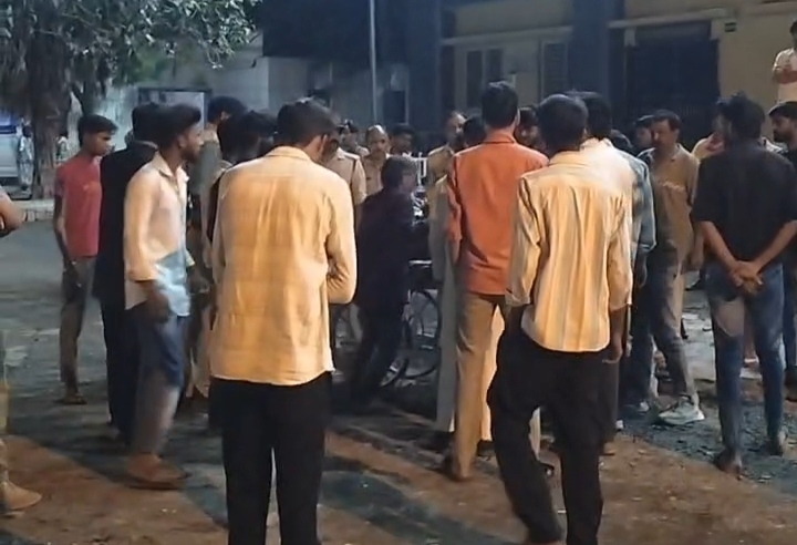 अस्पताल में मौजूद मृतक के परिजन