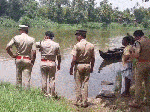 शुरुआती जांच में पुलिस इसे आत्महत्या का मामला मान रही है.