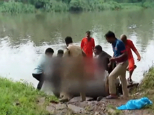 रविवार को पुलिस ने नदी से 7 साल की बच्ची का शव बरामद किया.
