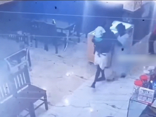 सीसीटीवी फुटेज में नारायणन अपनी पत्नी और एक बच्चे के साथ दिखाई दिए।