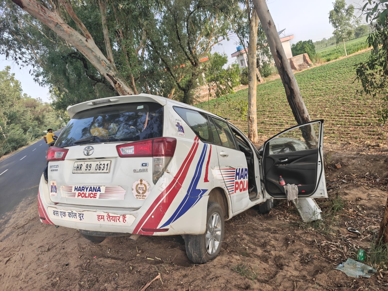 एक्सीडेंट के बाद रोड के साइड में नीचे खाई में गिरी पुलिस गाड़ी