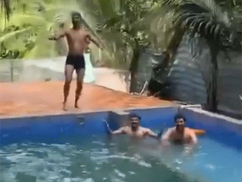 थोड़ी देर बाद उसके दोस्त उससे मिलने आये।