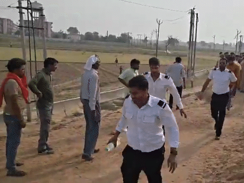 अलीगढ़ के ट्रेनिंग सेंटर से पायलट मौके पर पहुंचे।