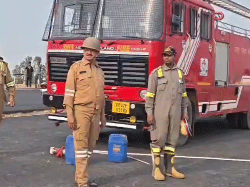 प्रशासन ने आग लगने की आशंका से फायर ब्रिगेड को भी बुलाया।