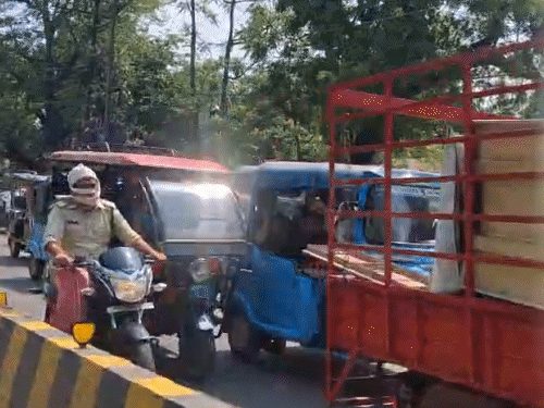 राज्य में बड़ी संख्या में बिना परमिट के ई-रिक्शा चल रहे हैं.