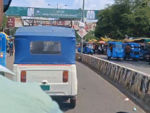 ई-रिक्शा की बढ़ती संख्या के कारण शहरों में ट्रैफिक जाम, अव्यवस्था और दुर्घटनाओं की समस्याएँ बढ़ रही हैं।