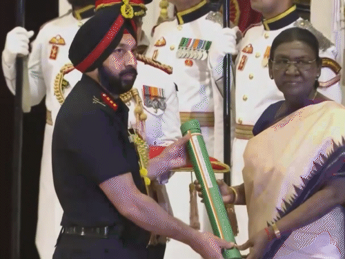 राष्ट्रपति द्रौपदी मुर्मू ने कोर ऑफ़ इंजीनियर्स के लेफ्टिनेंट जनरल हरपाल सिंह, VSM को उनकी उत्कृष्ट सेवा के लिए 'अति विशिष्ट सेवा मेडल' से सम्मानित किया।