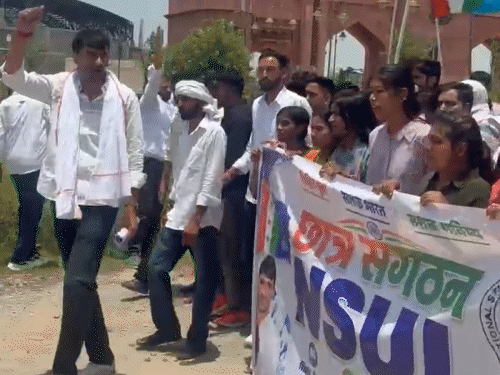 सीकर में कटराथल स्थित शेखावाटी यूनिवर्सिटी में सोमवार को 11 सूत्रीय मांगों को लेकर स्टूडेंट्स भड़क गए।
