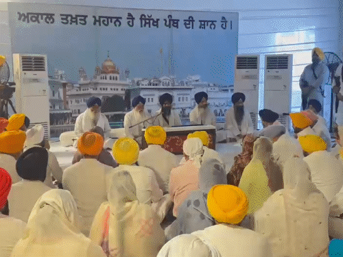 अकाल तख्त में 5 सिंह साहिबानों के आगे जमीन पर बैठे सभी दलों के विधायक और AAP सरकार के मंत्री। - Dainik Bhaskar