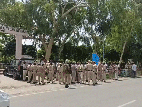 भिवानी में लघु सचिवालय के बाहर तैनात पुलिस फोर्स।