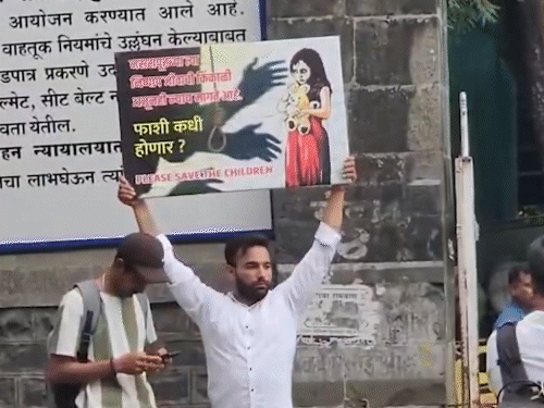 कोर्ट के बाहर एक व्यक्ति हाथ में पोस्टर लेकर पहुंचा।