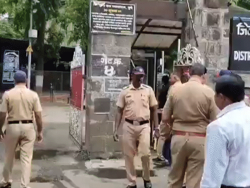 फैसले के समय कोर्ट के बाहर भारी संख्या में पुलिस बल तैनात रहा।