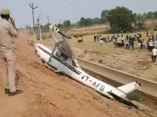 ट्रेनी विमान हाईवे के किनारे गिरा। प्रशासन ने आग लगने की आशंका से फायर ब्रिगेड को भी बुलाया।
