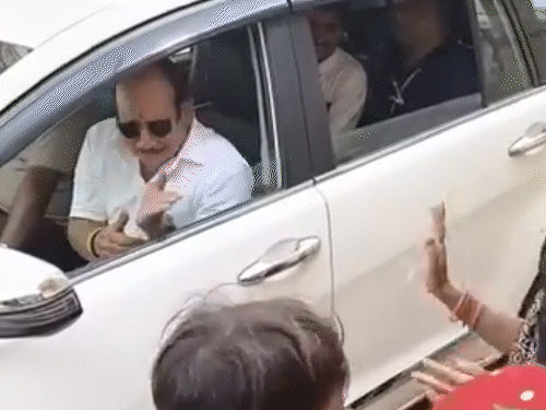 ग्रामीणों ने विधायक की गाड़ी रोककर बिजली-पानी की शिकायत की.