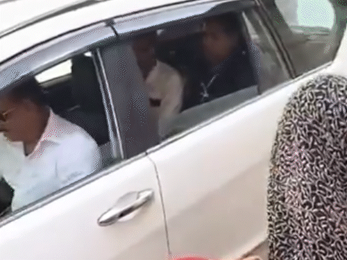 एक महिला ने पानी की समस्या बताई तो विधायक ने उसे बोतल दिखा दी.