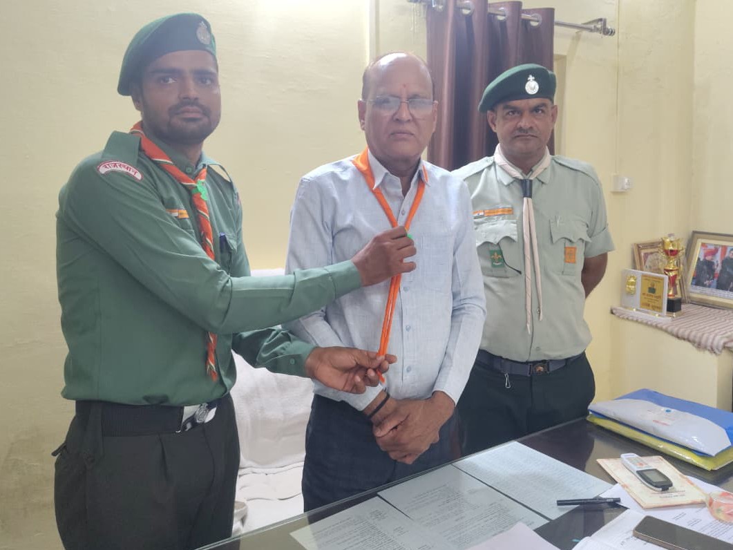 चूरू के जिला स्काउट अधिकारी नीरज कुल्हरी ने सोमवार को सीबीईओ डॉ. संतोष महर्षि के समक्ष कार्यभार संभाला।