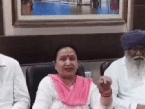 कालांवाली में डबवाली जिलाध्यक्ष रेणू शर्मा मीडिया को बयान में आरोपों पर सफाई देते हुए
