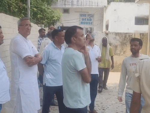 अस्पताल में पोस्टमॉर्टम हाउस के बाहर मौजूद परिजन और रिश्तेदार।
