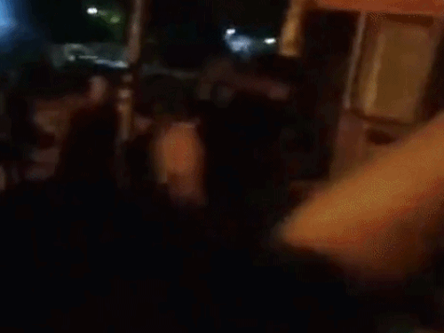 पावरकट के खिलाफ आधी रात को रोष मार्च निकलते हुए लोग।