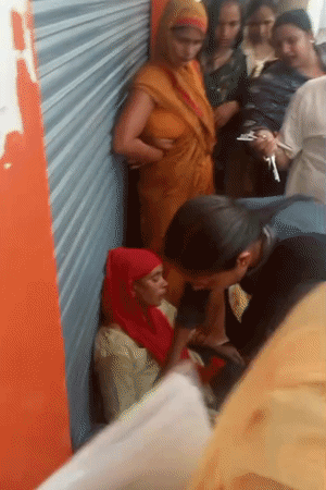 खाताधारक महिलाओं की तबीयत खराब होने पर उनके साथी लोगों ने सहायत की।