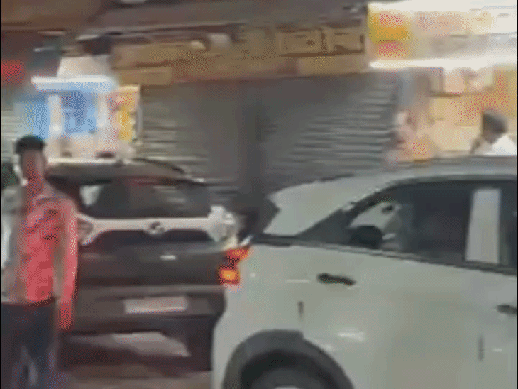 सूचना मिलने पर पड़ाव थाना पुलिस मौके पर पहुंची और दोनों पक्षों को शांत कराया।