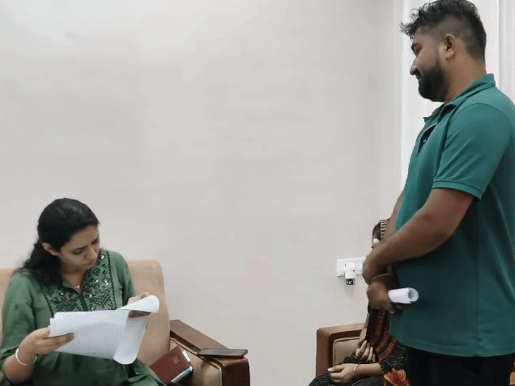 पीड़ित महिला जबलपुर एसपी कार्यालय में एएसपी अंजू बेनीवाल से शिकायत कर रही है।