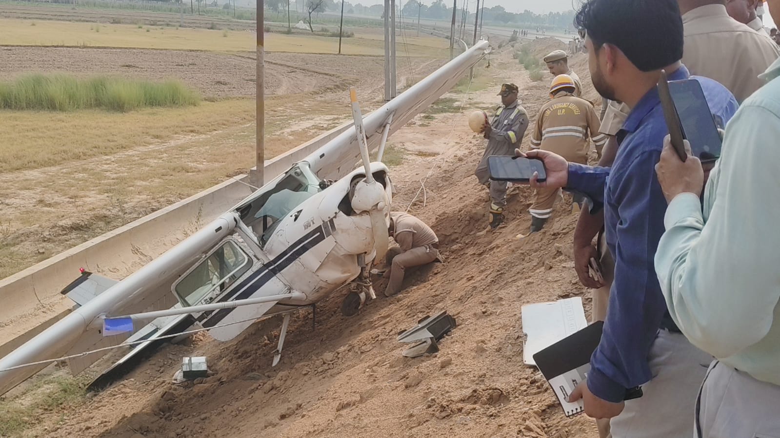 गनीमत रही कि जिस वक्त विमान 33KV बिजली के तारों में उलझा, उसमें करंट नहीं था। वरना विमान में आग लग सकती थी।