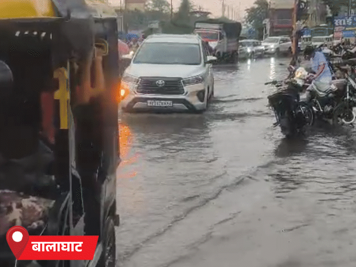 बालाघाट में भी सड़कों पर पानी भर गया, जिससे राहगीर परेशान हैं।