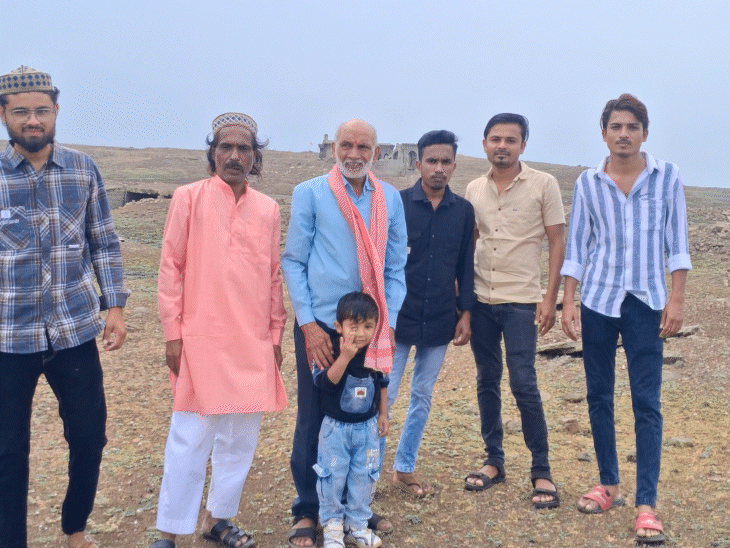 बुजुर्ग बच्चों और युवाओं को पुराना हरसूद दिखाने ला रहे हैं