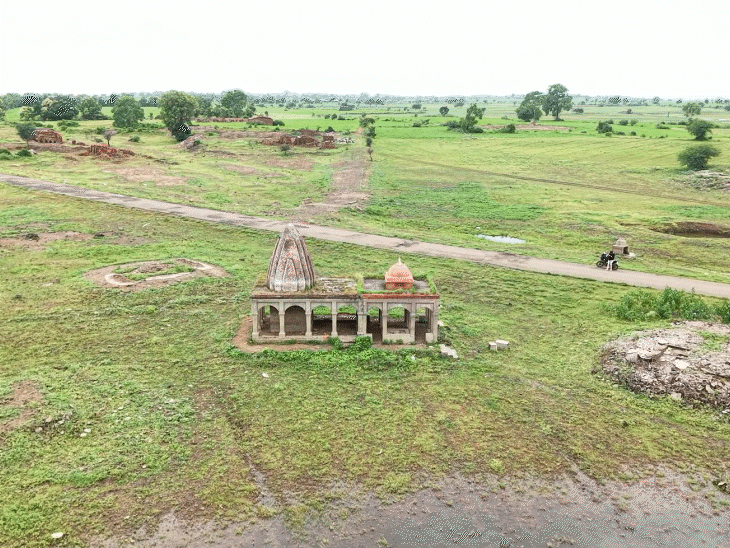 जैसे ही इंदिरा सागर बांध का जल स्तर कम हुआ, पूरा मंदिर दिखाई देने लगा