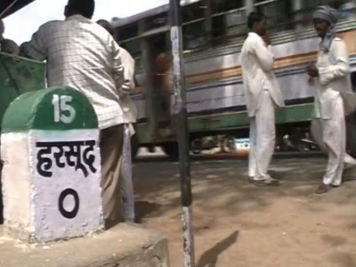हरसूद का 22 साल पुराना मील का पत्थर, जो डूब क्षेत्र में आने से पानी में समा गया।