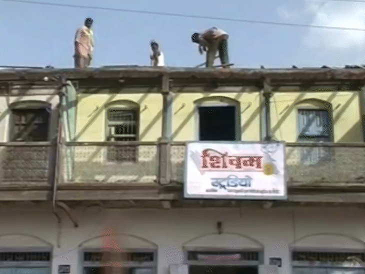 विस्थापन के दौरान लोगों ने अपने घरों को तोड़ना शुरू कर दिया था.