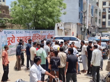 कारीगरान मोहल्ले में बिजली कटौती से परेशान लोगों ने गाड़ियों का आवागमन बंद कर दिया।