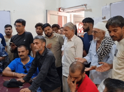 कारीगरान मोहल्लेवासियों ने पावर हाउस पहुंचकर आक्रोश जताया।