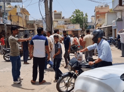 रास्ता रोककर प्रदर्शन करते लोग।